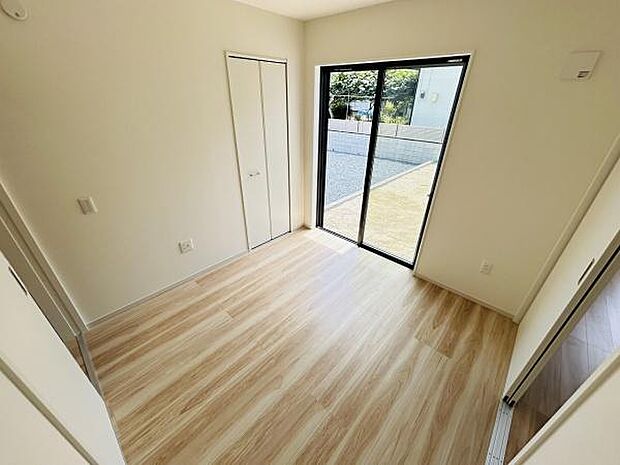 窓からたっぷりと光が差し込む洋室です。シンプルな内装が様々なインテリアに合わせやすい空間となっています。クローゼット付きで収納もしっかり確保されています。