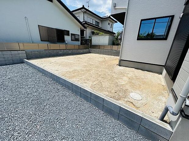 整ったスペースが広がる庭です。日差しがしっかりと入る環境が魅力です。隣接する建物からの距離も確保されています。フェンスが設置されていて安心です。手入れのしやすい形状が特徴です。