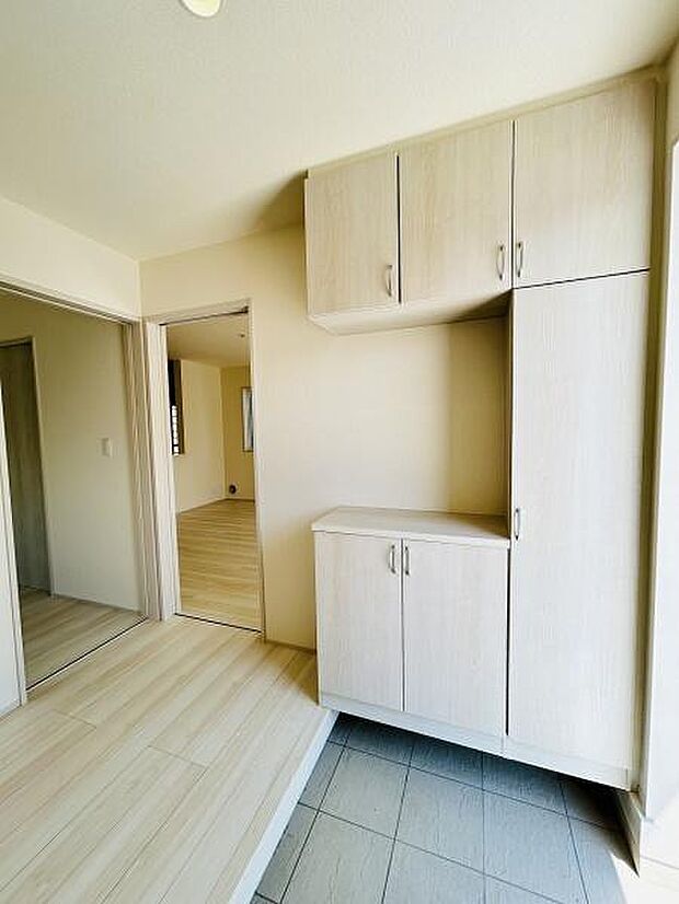 明るい玄関スペースが広がり清潔感のある内装が印象的です。収納が充実しているため整理整頓がしやすいです。ゆとりあるスペースで出入りもスムーズに行えます。シンプルなデザインで使いやすい玄関です。