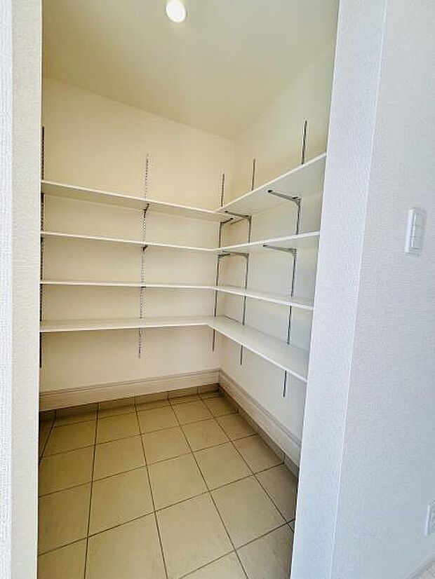 玄関に便利な収納棚が豊富に備わっています。広々とした空間で奥行きも十分です。清潔感のある内装が特徴です。棚の高さ調整も対応できます。