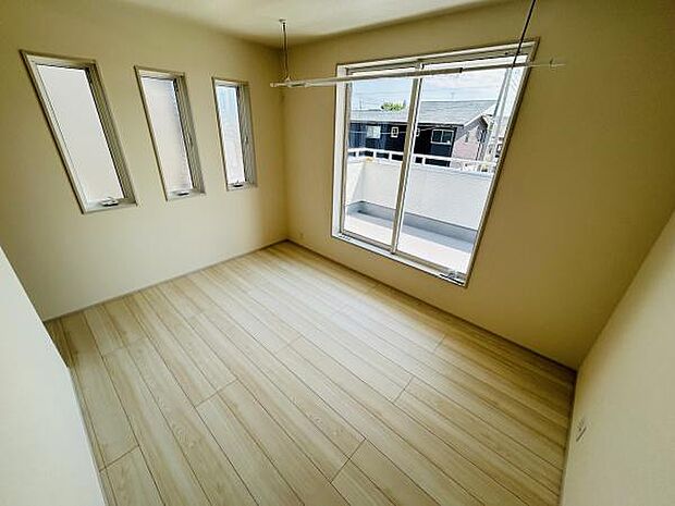 大きな窓から光が差し込む明るい寝室です。シンプルな内装でお好みに合わせたアレンジが可能です。清潔感のあるフローリングが特徴です。部屋の形も使いやすく家具の配置がしやすくなっています。