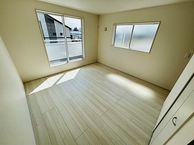 明るい光が差し込むすっきりとした子供部屋です。クローゼット付きで整理整頓しやすい空間。窓が2面あり換気や採光に配慮されています。隣接するバルコニーへのアクセスも便利です。