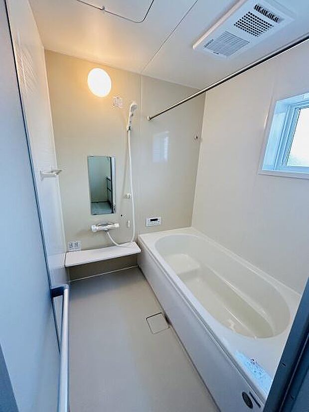 明るい照明と清潔感のある浴室です。浴槽も広めで使いやすい設計となっています。窓があり換気がしやすいのもポイントです。全体的にすっきりとした印象を受けます。