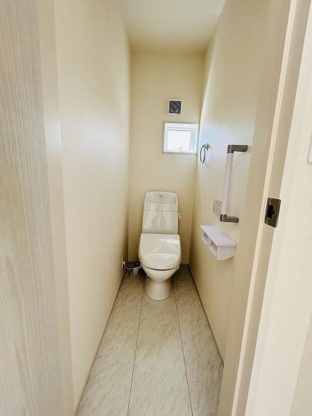 淡い色合いの壁と床が明るい印象を与えます。コンパクトな空間ながらも清潔感があります。手すりが備え付けられており使いやすさにも配慮されています。小窓が設けられているため換気もしやすい設計です。