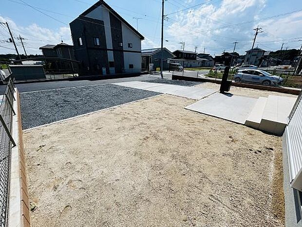 日当たりの良いスペースが広がる庭です。敷地がフラットで使いやすく様々な用途にアレンジできます。シンプルな設計で手入れもしやすいのが魅力です。道路からのアクセスもスムーズに確保されています。