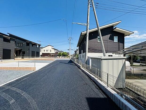 前面道路は幅がしっかりと確保されており車の出入りもしやすい造りです。周囲には新しい住宅が立ち並び整然とした街並みです。電柱やフェンスなども整備されていて現地の状態がよくわかります。
