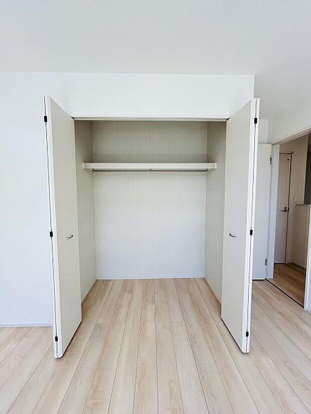ホワイトで統一された収納スペースは清潔感を感じさせます。両開き扉で荷物の出し入れもスムーズです。幅広いサイズのアイテムも整理しやすい設計です。無駄のないシンプルな造りが特徴です。