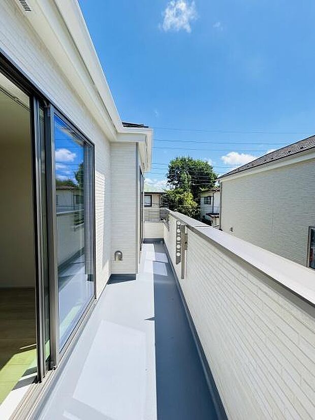 開放感あふれるバルコニーがございます。日差しがしっかり差し込むので明るい空間となっています。広さがあるため用途に合わせてご活用いただけます。遮蔽性も高く外部からの視線も気になりにくい仕様です。