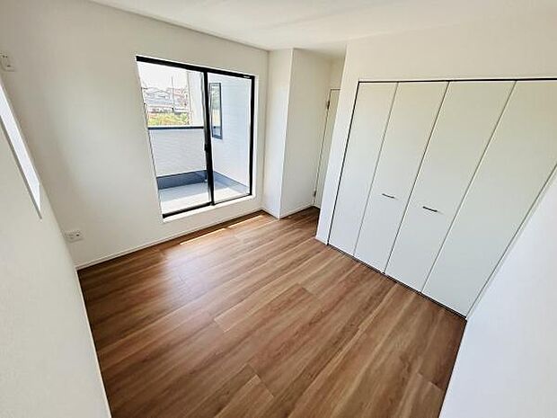 明るい日差しが差し込む開放感のある子供部屋です。収納力のあるクローゼット付きで整理整頓もしやすそうです。バルコニーへのアクセスが便利なレイアウトになっています。清潔感のある内装が特徴です。