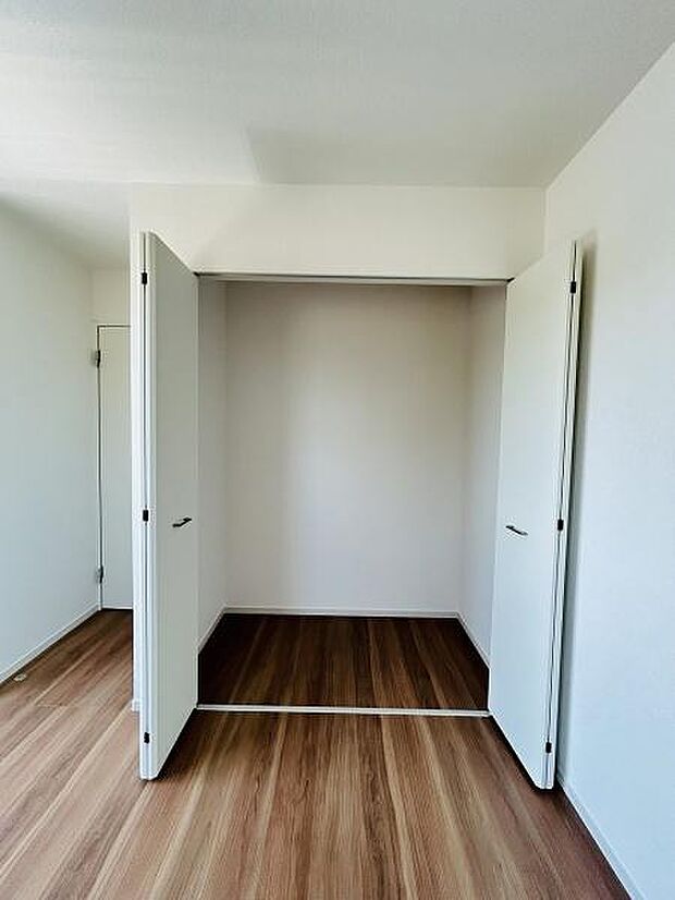 扉を開けると広々とした収納スペースが広がりすっきりと整理整頓がしやすいです。クローゼット内は奥行きも確保されていて衣類や荷物の収納に便利です。