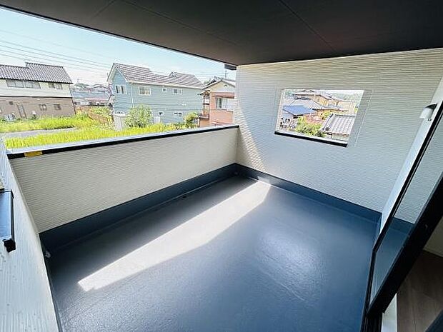 開放感のあるバルコニーはゆったりとした広さが魅力です。屋根付きで天候を気にせず利用できます。壁の窓が外からの光をしっかりと取り入れます。バルコニーからの眺望も楽しめます。
