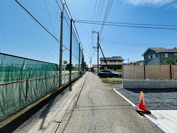 前面道路は直線的で見通しが良く車の出入りもスムーズに行えます。敷地は道路に面しておりアクセスがしやすい立地です。周囲は落ち着いた住宅街で日当たりも確保されています。