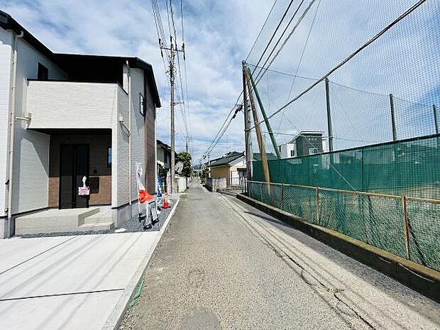 前面道路はゆとりある幅員で車の出し入れもスムーズに行えます。周囲は開放的な環境で日当たりも良好です。住まいの雰囲気が伝わる現地写真となっています。