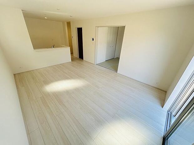 明るいトーンの床が印象的なリビングです。大きな窓から自然光が差し込むため室内がとても明るく感じられます。すっきりとした空間でさまざまなインテリアにも調和しやすいです。