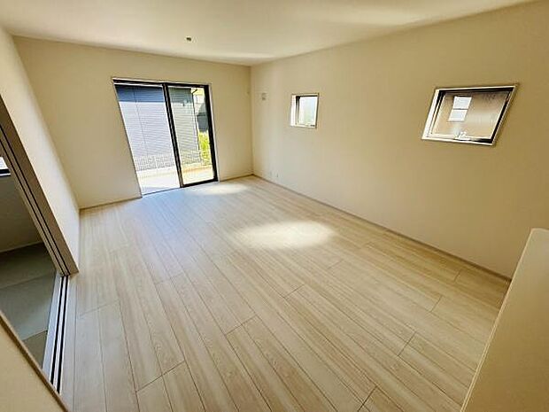 明るいリビングに大きな窓が設けられており室内にたっぷりと自然光が差し込みます。ホワイトを基調とした床が空間に広がりを感じさせます。壁面に2つの小窓がアクセントとなっています。