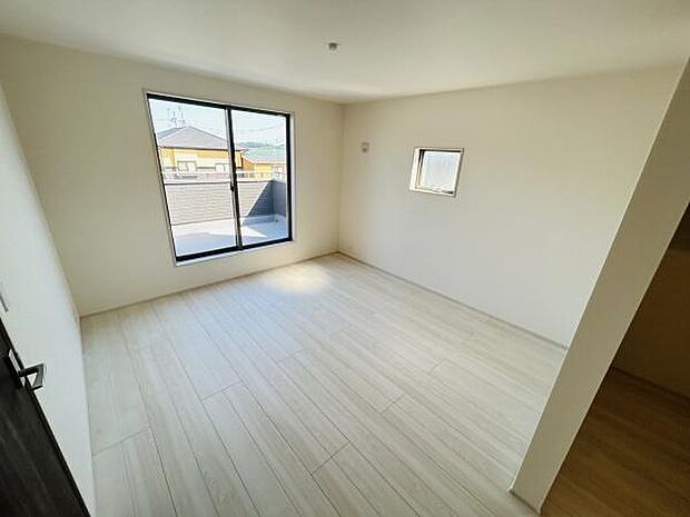 二面採光のある明るい寝室です。ナチュラルなフローリングが落ち着いた印象を与えます。窓からの開放感もありゆとりのある空間となっています。壁や床のカラーも統一感があります。