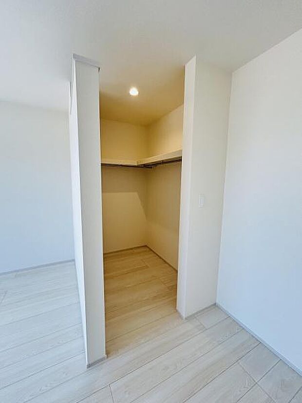室内にしっかりとした収納スペースがあります。シンプルなデザインで使いやすく衣類や荷物をすっきりと整理できます。床から天井までの高さがあり収納力もしっかりと確保されています。