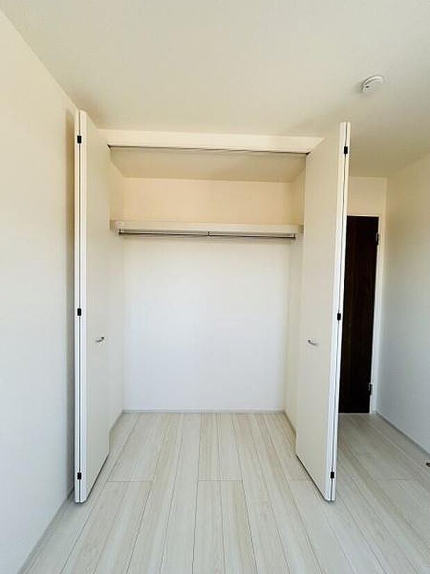 クローゼット扉が大きく開くので収納スペースがしっかり確保されています。ハンガーパイプ付きで衣類の整理も便利です。シンプルな内装で使い勝手が広がります。室内の明るさが収納内にも行き渡ります。