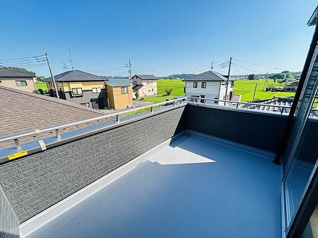 広々としたバルコニーでさまざまな用途にご利用いただけます。開放感のある眺望が特長です。日当たりも良好で快適な空間が広がります。周囲の景観も楽しめます。清潔感のある仕上がりです。