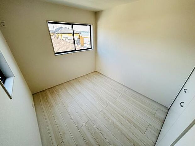 明るい光が差し込む洋室です。シンプルな内装でお部屋全体がすっきりと見えます。使いやすいクローゼットも備わっています。落ち着いた雰囲気を感じられる空間です。窓からの眺望も楽しめます。