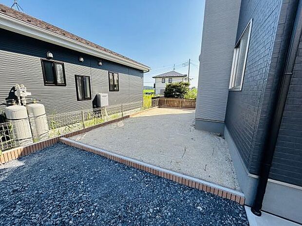 日当たりの良い庭スペースが広がっています。外観と調和したシンプルなデザインです。メンテナンスがしやすい構造になっています。隣家との仕切りもあり安心感があります。