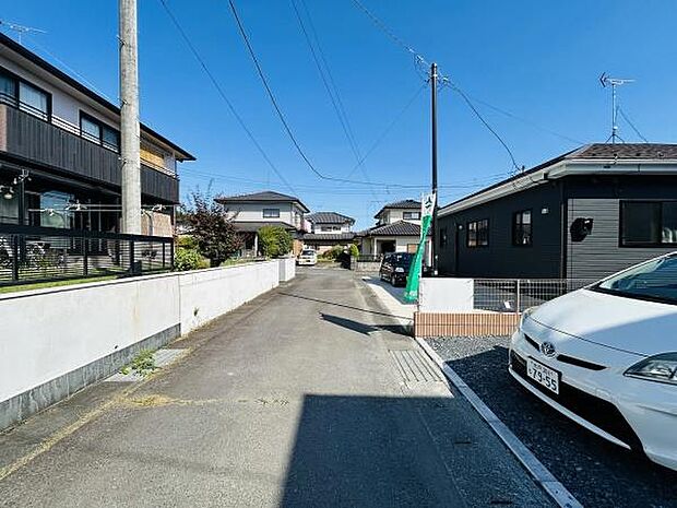 幅のある前面道路がしっかり確保されています。周囲には整った住宅が並び落ち着いた印象です。車の出し入れもスムーズに行える環境です。視界が開けていて日差しも感じられます。