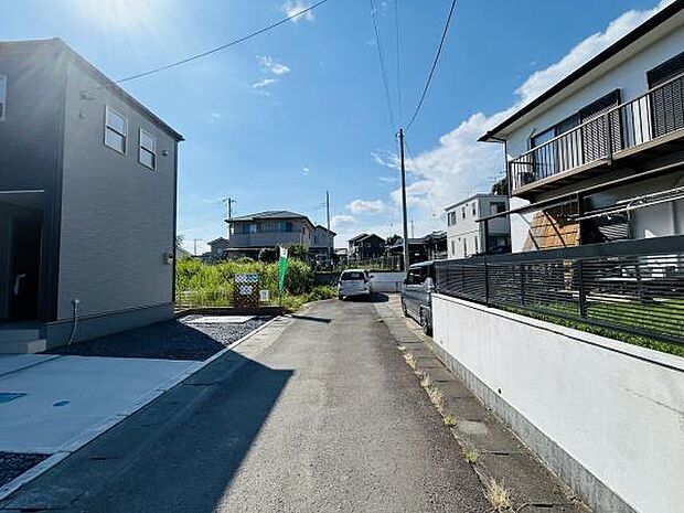 前面道路は舗装されており車両の通行もスムーズに行えます。周囲には住宅が建ち並び落ち着いた雰囲気です。空が広く感じられ日当たりも良好です。道路幅も確認しやすく安心感があります。