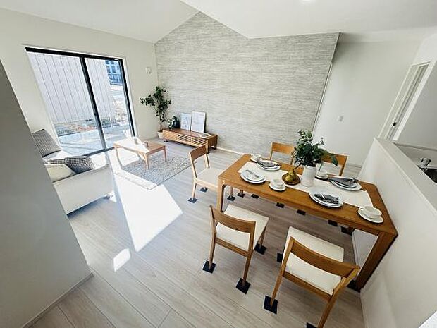 明るい日差しが差し込む開放的なリビングです。ナチュラルな色合いで統一されており落ち着いた雰囲気が魅力です。シンプルなレイアウトが空間を広く感じさせます。大きな窓が室内をより一層明るく演出しています。