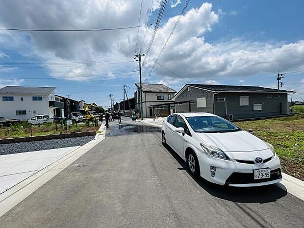 前面道路は幅があり車の出入りもスムーズに行えます。周辺には新しい住宅が建ち並び落ち着いた雰囲気です。道路もきれいに整備されており安心して通行できます。現地写真で環境の様子がよくわかります。
