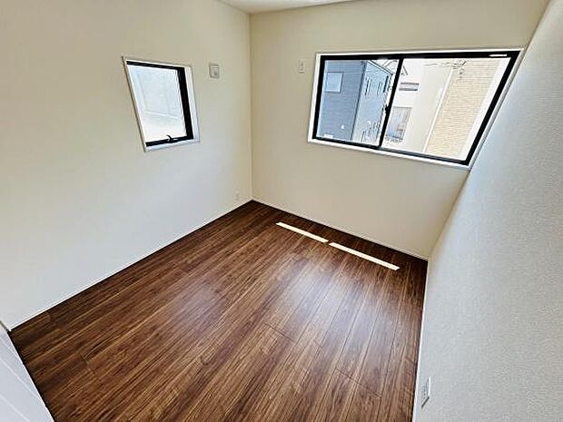 二面採光で室内が明るく落ち着いた雰囲気の洋室です。フローリングの質感が上品で使いやすい間取りになっています。窓からの自然光がしっかりと入ります。シンプルな内装でお好みに合わせてコーディネート可能です。