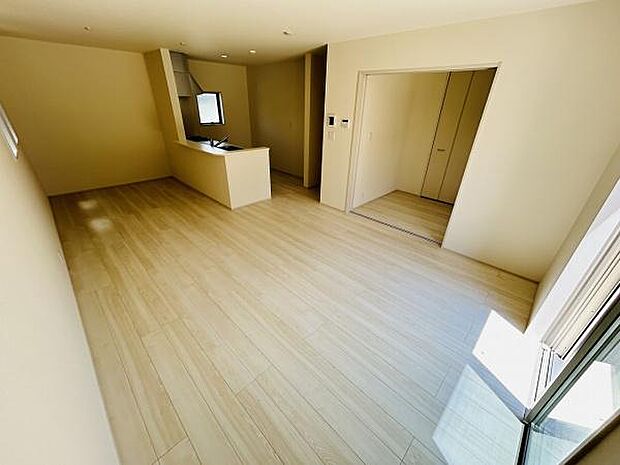 明るい日差しが差し込むリビングはゆったりとした広さが魅力です。ナチュラルな床材が空間を引き立てシンプルで洗練された雰囲気を演出しています。キッチンとのつながりも良く使いやすいレイアウトです。