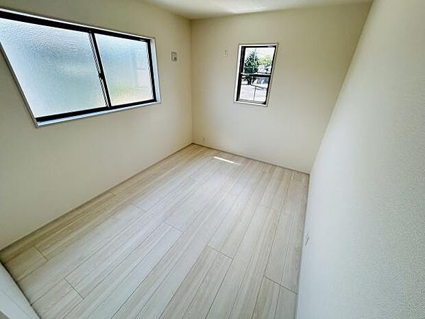 二面採光で明るさを確保した子供部屋です。シンプルな白を基調とした内装で家具も合わせやすいです。ナチュラルなフローリングが特徴的です。窓からの自然光が気持ちよく差し込みます。