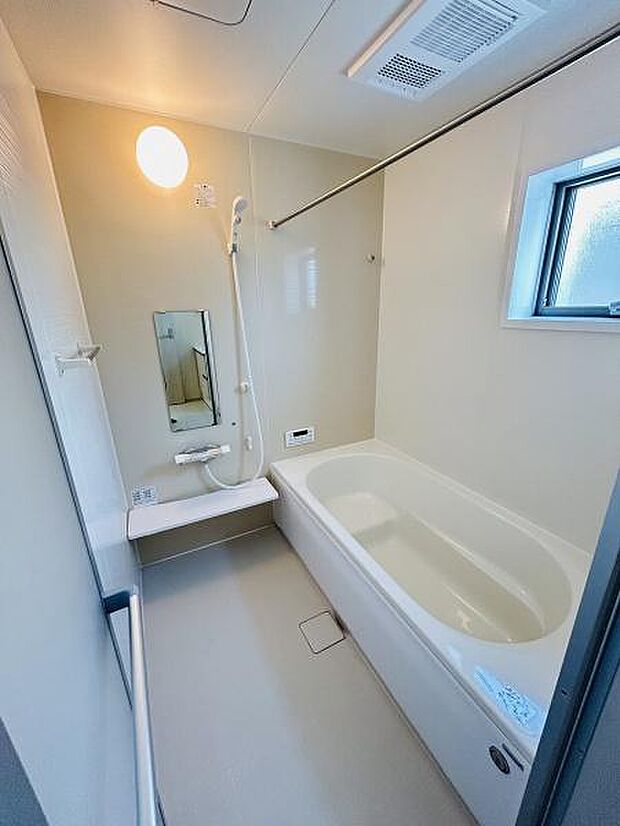 明るい照明と清潔感のある壁面が特徴的なバスルームです。小窓付きで自然光を取り入れることができます。浴槽スペースもゆとりがあり快適にご利用いただけます。