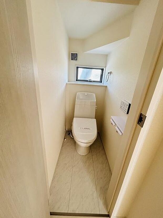 明るい窓付きのトイレは換気もしやすく清潔感があります。シンプルな内装で清掃も手軽に行えます。スペースを有効活用したすっきりとした印象の空間です。