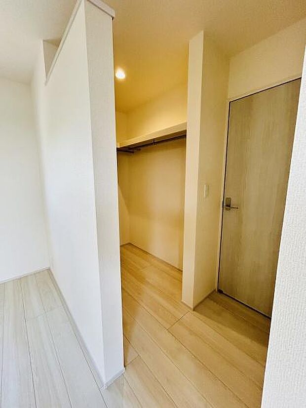 広々とした収納スペースが設けられており日常の片付けにも便利です。すっきりとしたデザインが空間を有効活用できます。扉付きで見た目も整いやすい仕様です。明るい床材が収納エリアを開放的に演出しています。