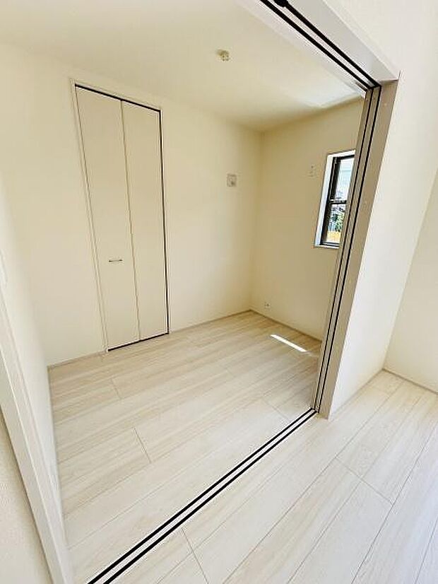 明るい光が差し込む洋室です。シンプルな内装ですっきりとした空間を演出しています。小窓があり換気もしやすい設計です。クローゼット付きで収納も便利です。