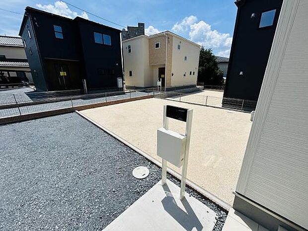 明るい空と開放感のある眺望が魅力の現地です。周囲の建物との距離がしっかり確保されています。敷地内も広々として快適な環境が広がります。道路からの視認性も良好です。敷地全体の雰囲気がよく伝わります。