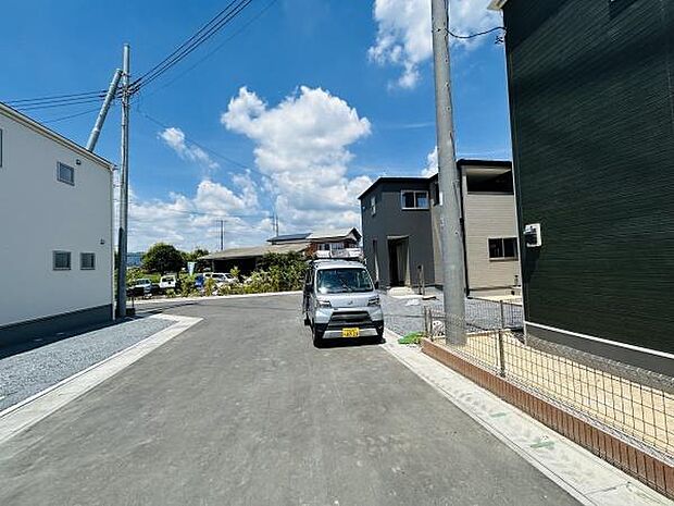 周囲はゆとりのある前面道路で車の出し入れもスムーズに行えます。幅広の道路が開放感を演出しています。静かな住環境が伺える立地です。空が広く感じられるロケーションです。