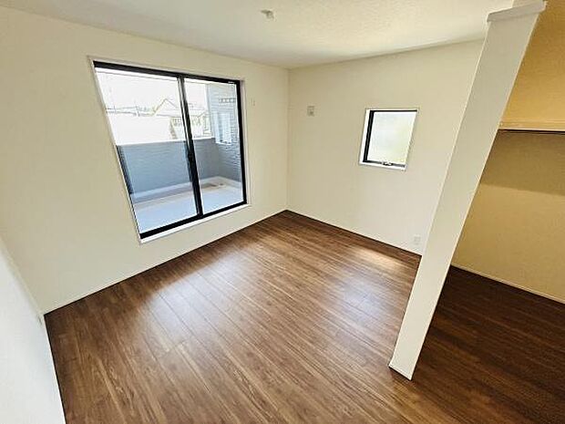 リビングは窓が大きく自然光がたっぷりと入る明るい空間です。ナチュラルなフローリングが落ち着いた雰囲気を演出します。シンプルな設計なので家具の配置もしやすくなっています。