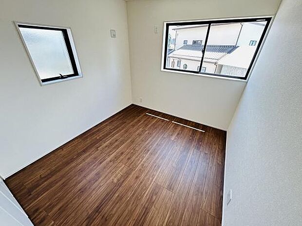 二面採光で明るい雰囲気を感じられる子供部屋です。ナチュラルな床材が落ち着いた印象を与えます。余計な柱や段差がなくレイアウトの自由度が高い空間です。窓からの景色も楽しめます。