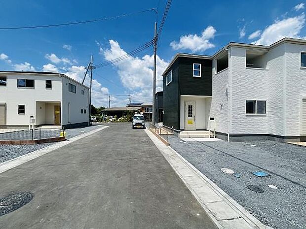 前面道路が幅広く車の出入りがスムーズに行えます。周囲には新しい住宅が並び落ち着いた雰囲気です。空が広く感じられる開放感のある立地です。道路沿いの整備も行き届いており快適にお過ごしいただけます。