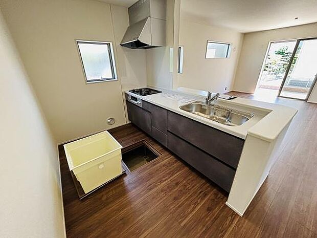 広々としたキッチンスペースが魅力です。窓から自然光が入り明るい印象を与えます。カウンターキッチンタイプで使い勝手が良好です。床下収納もあり収納力が充実しています。清潔感のある内装で日常使いに便利です。