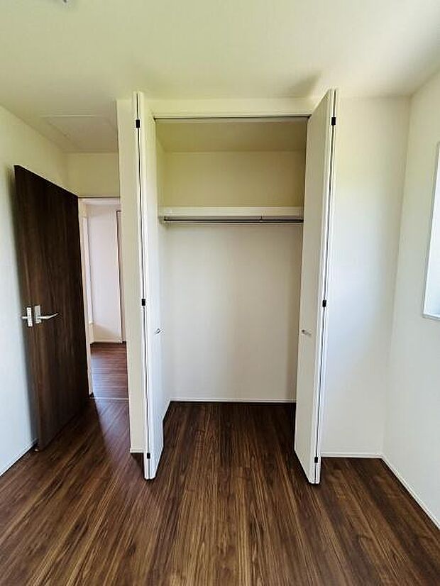 扉を全開できる収納スペースで使いやすい設計となっています。室内は明るく床材との調和も魅力のひとつです。収納の奥行きも確保されています。開口部が広いため中身の出し入れもスムーズに行えます。