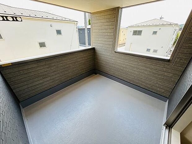 広々としたバルコニーは開放感があり外からの視線も気になりにくい設計です。明るい日差しが差し込み通風も良好です。風雨を防ぐ高い壁面で季節を問わず多目的に使いやすい空間です。