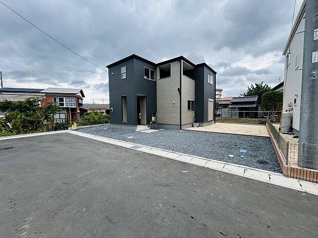 広々とした駐車場スペースが確保されています。車の出し入れもしやすく複数台の駐車も可能です。前面道路もゆったりとした幅がありますので安心してご利用いただけます。