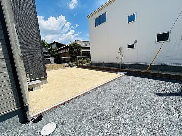 広々とした庭スペースが確保されています。日当たりが良くフェンスで囲われているため安心感があります。シンプルな設計でお手入れもしやすいです。周囲の建物とも適度な距離がありますので開放感も感じられます。