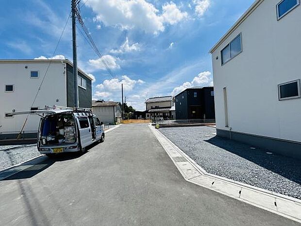 前面道路が広々とした印象を与え駐車や車の出し入れがしやすい環境です。整った街並みが魅力ですっきりとした雰囲気が感じられます。日当たりも良好で陽光がしっかりと差し込みます。