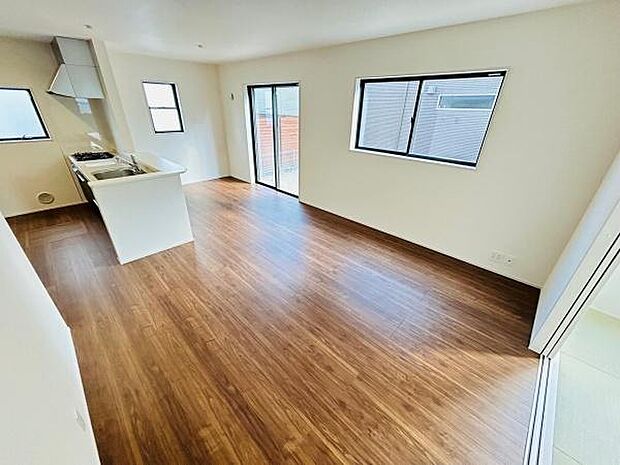 明るい窓から心地よい光が差し込むリビングです。広々とした空間が魅力的なひと部屋になっています。キッチンとのつながりが良くスムーズな動線が感じられます。窓の配置により風通しにも配慮されています。