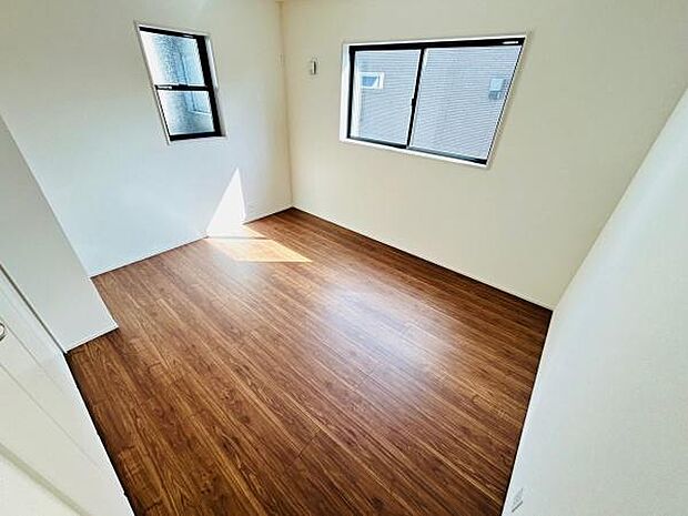 二面採光で明るさが広がる空間です。落ち着いたフローリングが室内を引き締めています。壁面が広くレイアウトしやすい形状となっています。清潔感のある内装が印象的です。収納スペースも確保しやすい設計です。