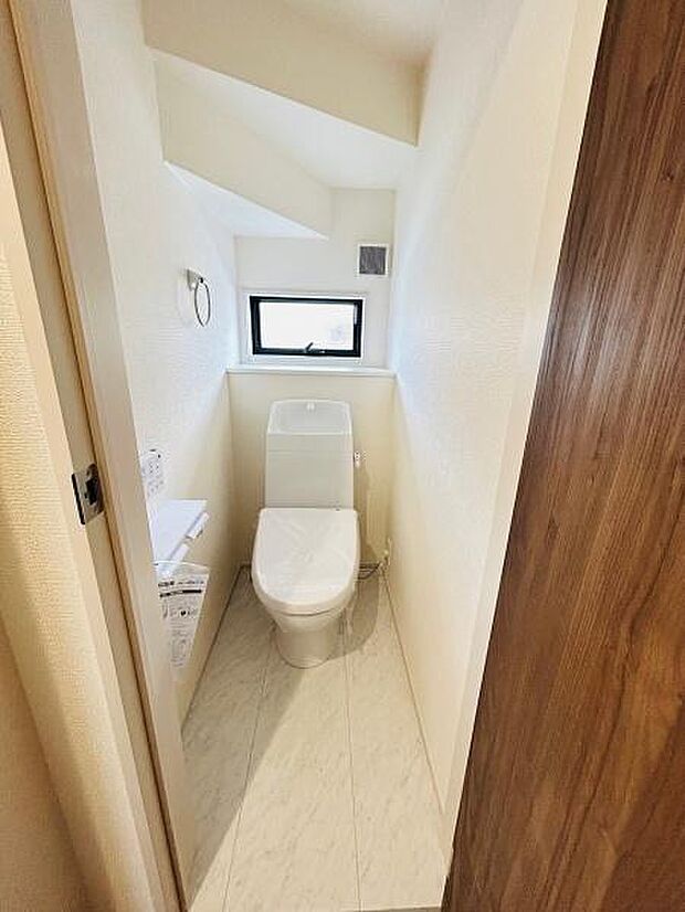 窓が設置されており明るさを感じられる空間です。シンプルな内装で清潔感があります。限られたスペースを有効に活用した設計が特徴です。床と壁のカラーが統一されており落ち着いた印象を与えます。